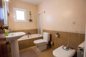 Baignoire, sèche-cheveux, serviettes fournies