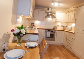 Fridge, microwave, oven, coffee/tea maker - Charming one-bed apartment right in the centre of Edinburgh.  Sleeps 2. (Edinburgh)