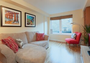 TV - Charming one-bed apartment right in the centre of Edinburgh.  Sleeps 2. (Edinburgh)