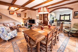Interior - Peaceful, large garden with pool - 30km from Barcelona! (Vacarisses)