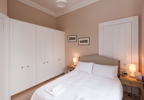 2 chambres, literie hypoallergénique, fer et planche à repasser
