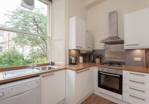 Fridge, microwave, oven, dishwasher - An elegant two-bedroom apartment in the heart of the city. Sleeps 4. (Edinburgh)