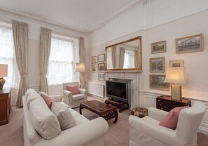 TV, DVD player - An elegant two-bedroom apartment in the heart of the city. Sleeps 4. (Edinburgh)