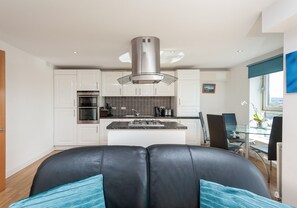 Fridge, microwave, oven, dishwasher - Modern, spacious 3-bedroom apartment in the heart of Glasgow's city centre. Sleeps 7. (Glasgow)