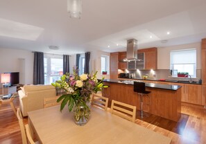 Interior - Contemporary three-bedroom apartment with free parking space. Sleeps 5. (Edinburgh)