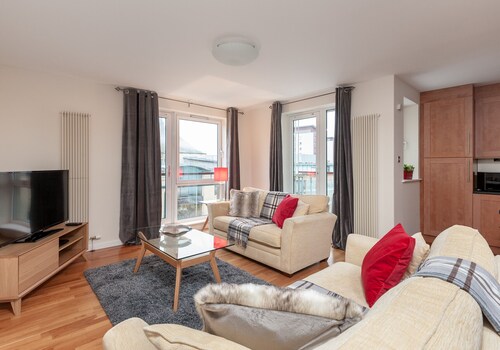 Contemporary three-bedroom apartment with free parking space. Sleeps 5.