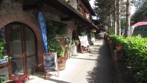 Exterior detail - Mobile home with air conditioning, terrace, and pool (Figline Valdarno)