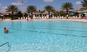 Piscine chauffée, chaises longues
