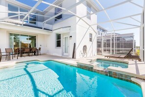 Piscine chauffée, chaises longues