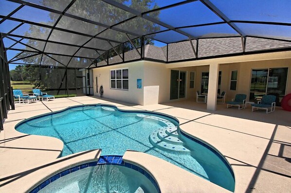 حمّام سباحة مُدفَّأ