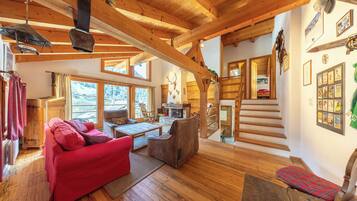 TV connectée, cheminée, baby-foot, livres