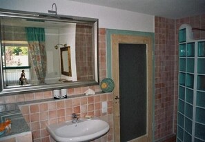 Badewanne, Haartrockner, Handtücher