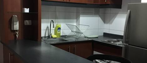 Mikrowelle, Ofen, Wasserkocher mit Kaffee-/Teezubehör, Toaster