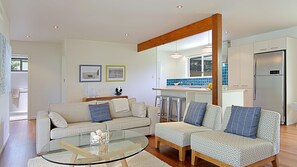 Tv, dvd-spelare och en stereo