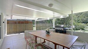 Outdoor dining - Mi Casa - stylish beach house near town & surf (Byron Bay)