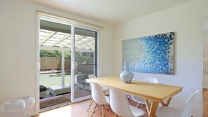 Dining - Mi Casa - stylish beach house near town & surf (Byron Bay)