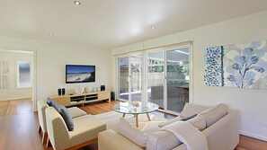 Tv, dvd-spelare och en stereo