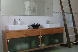 Duschwanne, Haartrockner, Bidet, Handtücher