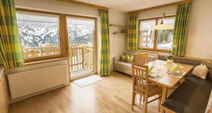 Panorama de montagne unique, WiFi gratuit, balcon, jardin, pelouse, aire de jeux