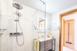 Douche, séchoir à cheveux, serviettes fournies, savon
