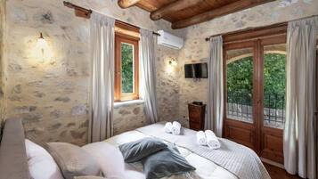 5 bedrooms, in-room safe, desk, iron/ironing board