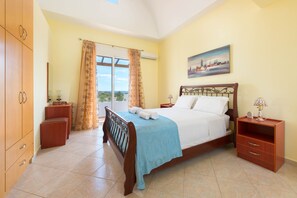 4 bedrooms, iron/ironing board, WiFi, bed sheets