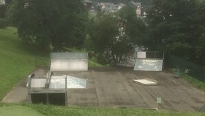 Un complexe sportif doté de plusieurs terrains, d’un parking et d’un terrain enherbé.