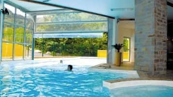 Een binnenzwembad en een buitenzwembad