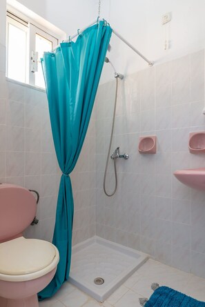 Shower, hair dryer, towels, soap - Sea View Rooms & Studios (Tilos)