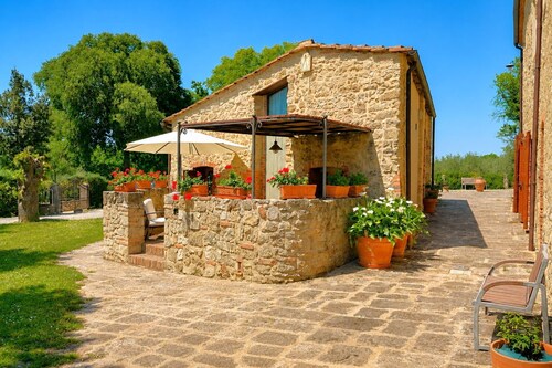 Schönes alleinstehendes Ferienhaus für 4 Gäste mit Pool,  W-LAN, Klimaanlage, TV und Terrasse