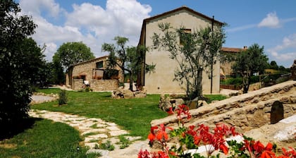 Atemberaubendes alleinstehendes Ferienhaus mit Klimaanlage, W-LAN, Pool, TV, Terrasse und Parkplatz