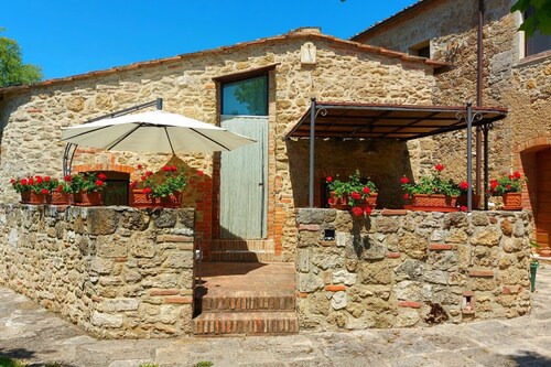 Stunning private villa for 4 people with pool, WIFI, A/C, TV and terrace