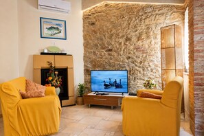 Televisie, een open haard en een stereo