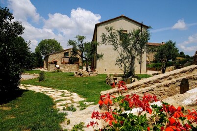 Stunning private villa for 4 guests with A/C, pool, WIFI, TV, terrace and parking