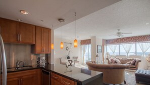 Huoneisto, 1 suuri parisänky, yksityinen uima-allas, rantanäköala | Yksityinen keittiö | Jääkaappi, mikroaaltouuni, liesi, astianpesukone