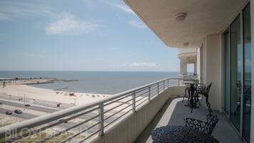 公寓客房, 多張床, 私人泳池, 海灘景觀 | 陽台