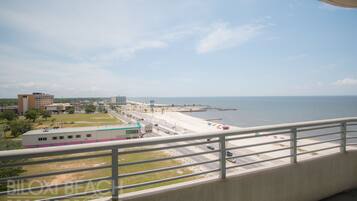 公寓客房, 多張床, 私人泳池, 海灘景觀 | 陽台