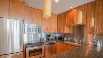 Fridge, microwave, stovetop, dishwasher