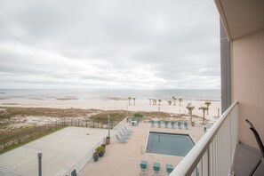 公寓客房, 多張床, 私人泳池, 海灘景觀 | 陽台