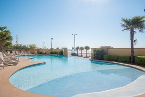 สระว่ายน้ำในร่ม, สระว่ายน้ำกลางแจ้ง