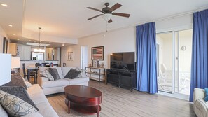Condo, Plusieurs lits, piscine privée, vue sur la plage | Salle de séjour | Téléviseur de 42 po avec télévision par cùble