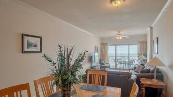 Kondominium, Beberapa Tempat Tidur, kolam renang pribadi, pemandangan pantai | Ruang keluarga | Televisi 42-inci dengan saluran TV kabel