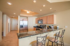 콘도, 침대(여러 개), 전용 수영장, 해변 전망 | 전용 주방 | 냉장고, 전자레인지, 쿡탑, 식기 세척기