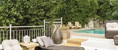 Una piscina al aire libre