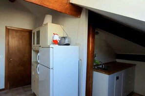 Kühlschrank, Herdplatte, Kochgeschirr/Geschirr/Besteck