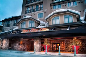 A hotel with a stone facade, a large entrance, and a sign that reads 'BMR CRITIK'.