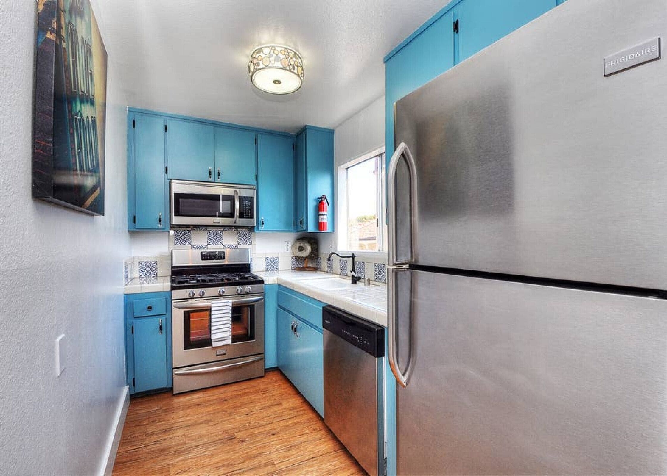 Refrigerador, microondas, horno y parrilla de estufa 