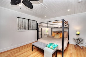 2 Schlafzimmer, Schreibtisch, Bügeleisen/Bügelbrett, WLAN