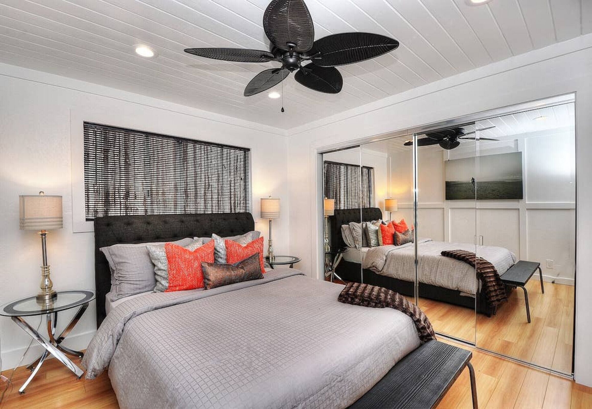 2 soverom, skrivebord, strykejern/-brett og wi-fi