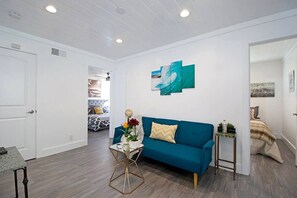 TV, fireplace - Amber Back · Stunning Beach Townhouse, newly remodeled (Dana Point)